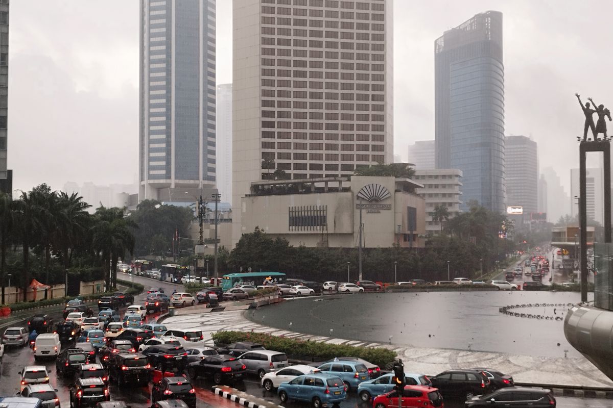 Area Bundaran HI, Menteng, Jakarta Pusat, terpantau padat, Rabu (1/3/2023) siang. (KOMPAS.com/XENA OLIVIA)