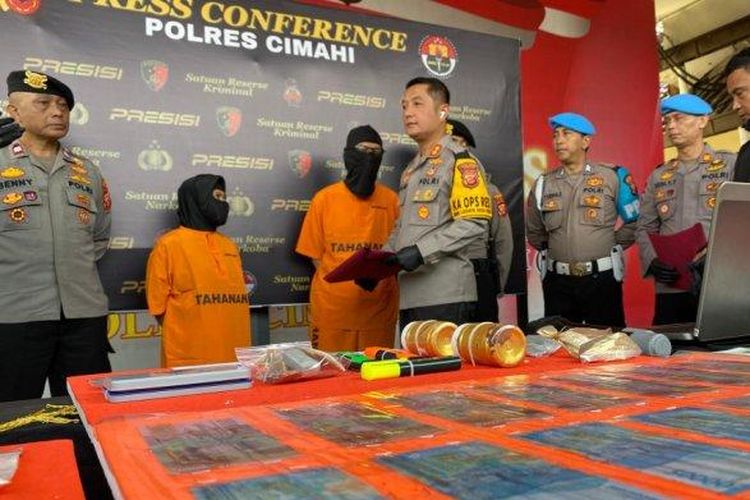 Polisi menggelar konferensi pers terkait pengungkapan uang palsu di Mapolres Cimahi, Rabu (29/5/2024). 
