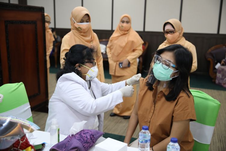 Acara imunisasi serviks dalam peringatan HUT ke-21 DWP Kemendes PDTT