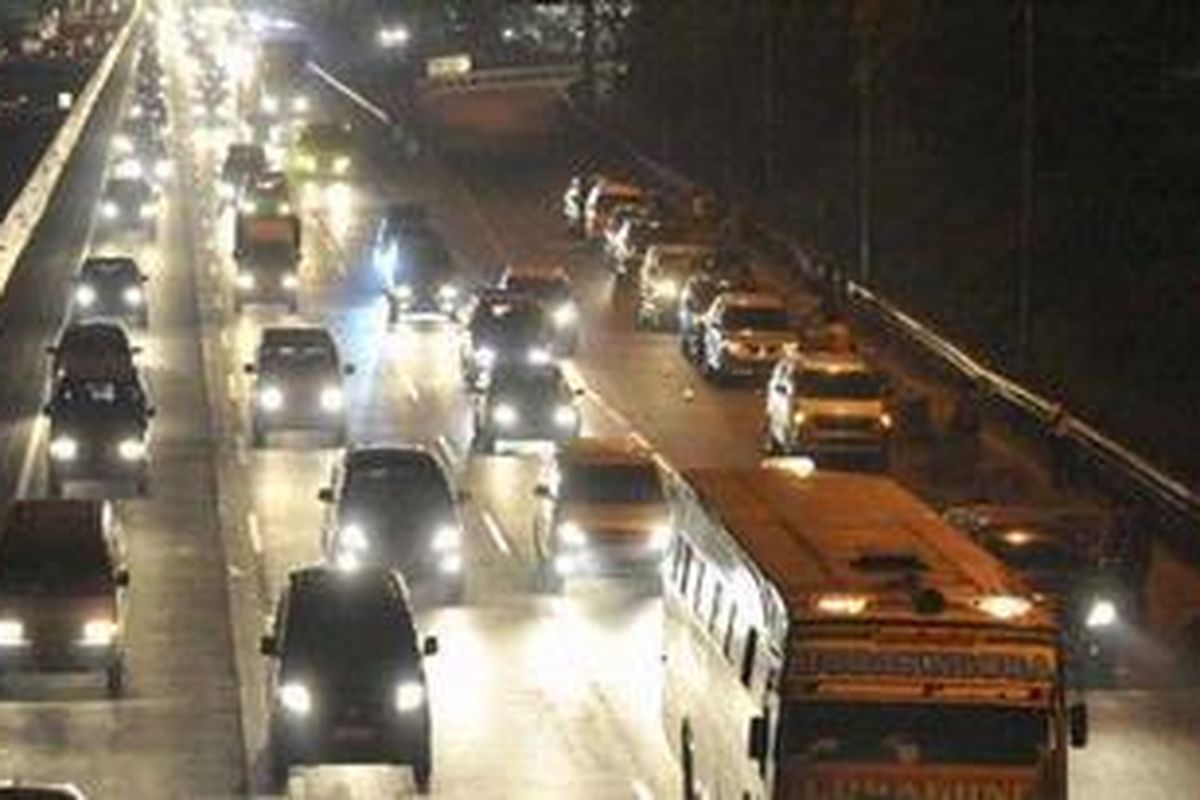 Puncak arus balik menuju Jakarta membuat Jalan Tol Jakarta-Cikampek padat, Sabtu (3/9/2011). Kepadatan terasa mulai dari KM 97, terutama karena pertemuan arus dari Cikampek dan Bandung.