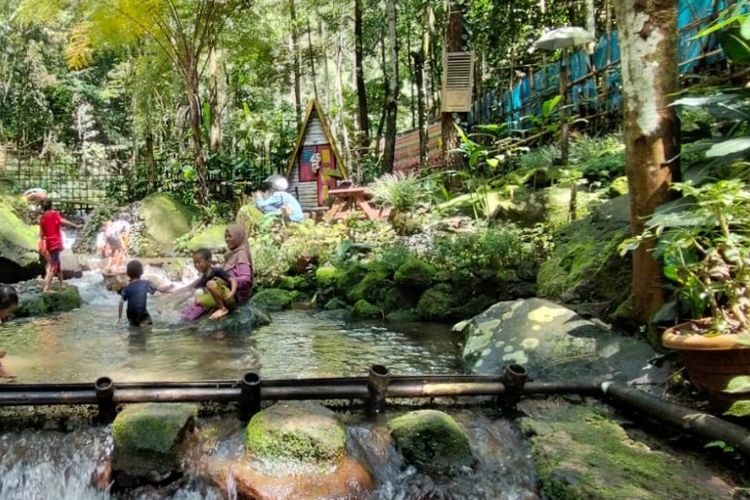 Pesona wisata Curug Ciputrawangi di Sumedang, Jawa Barat. Tempat wisata menyediakan tempat berkemah maupun bermain air.