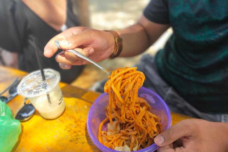 Wisatawan di Pantai Ulee Rubek, di Desa Ulee Rubek, Kecamatan Seunuddon, Kabupaten Aceh Utara