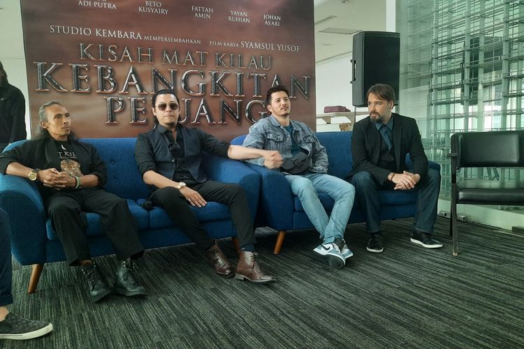 Yayah Ruhian duduk bersama sutradara dan para pemain film Mat Kilau: Kebangkitan Pahlawan, sebuah film box office terbaru dari Malaysia.