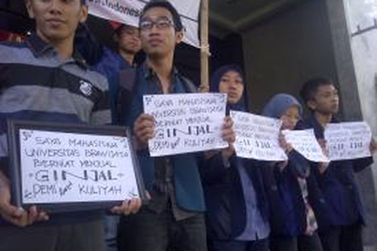 Puluhan mahasiswa Universitas Brawijaya Malang, Jawa Timur, saat menggelar aksi yang siap menjual ginjal untuk membayar SPP. Karena pihak rektorat UB menolak permohonan surat penundaan pembayaran. Selasa (20/8/2013).