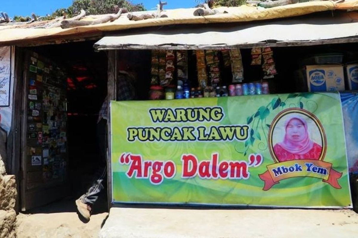 Warung mbok Yem di Puncak Gunung Lawu dipastikan aman tidak terbakar mesti kawasan puncak Gunung Lawu habis terbakar. Mbok Yem menolak turun dari Gunung Lawu demi menemani si Temon monyet peliharaannya.