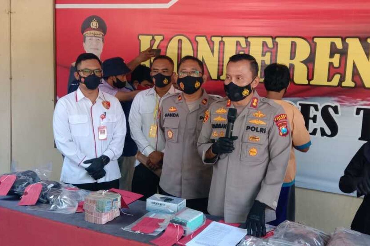 Kapolres Tuban, AKBP Darman saat melakukan ungkap kasus di Mapolres Tuban