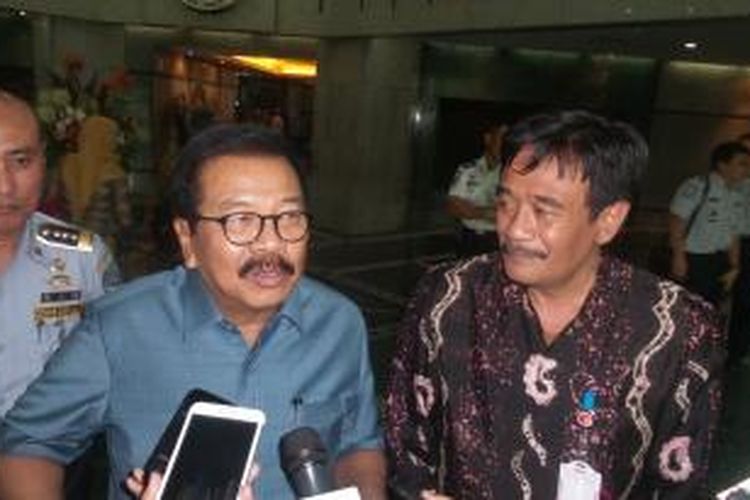 Wakil Gubernur DKI Jakarta Djarot Saiful Hidayat (kanan) dan Gubernur Jawa Timur Soekarwo usai mengadakan pertemuan di Kementerian Perhubungan, Selasa (3/2/2015)