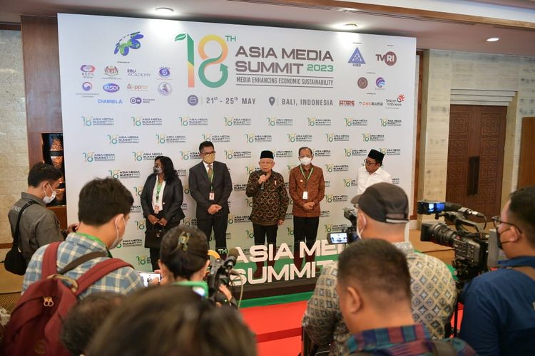 Wakil Presiden Ma'aruf Amin saat konferensi pers usai membuka acara Asia Media Summit ke-18 di Nusa Dua, Badung, Bali, Selasa (23/5/2023). /Dok. Setwapres