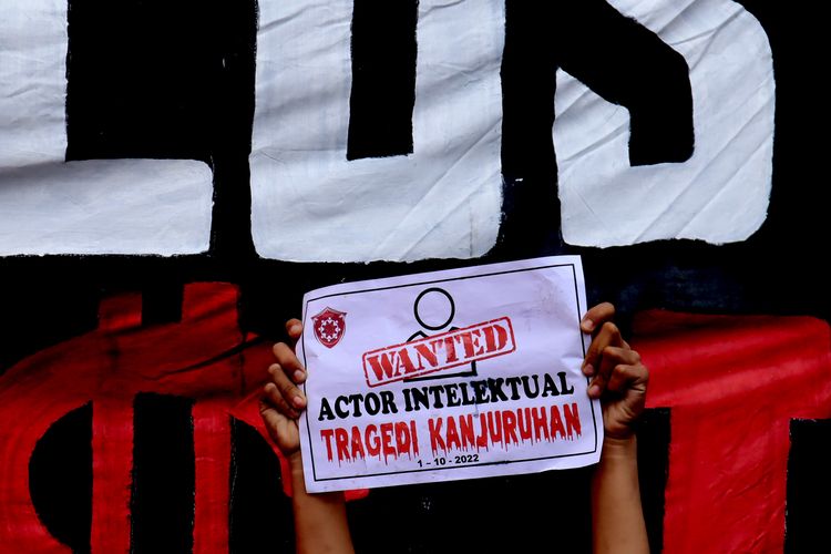 Ratusan suporter Arema FC, Aremania melakukan aksi menuntut pencabutan berkas yang sudah dilimpahkan Penyidik Kepolisian ke Kejaksaan Tinggi Jatim di Kantor Kejati Kota Malang, Senin (31/10/2022) siang.