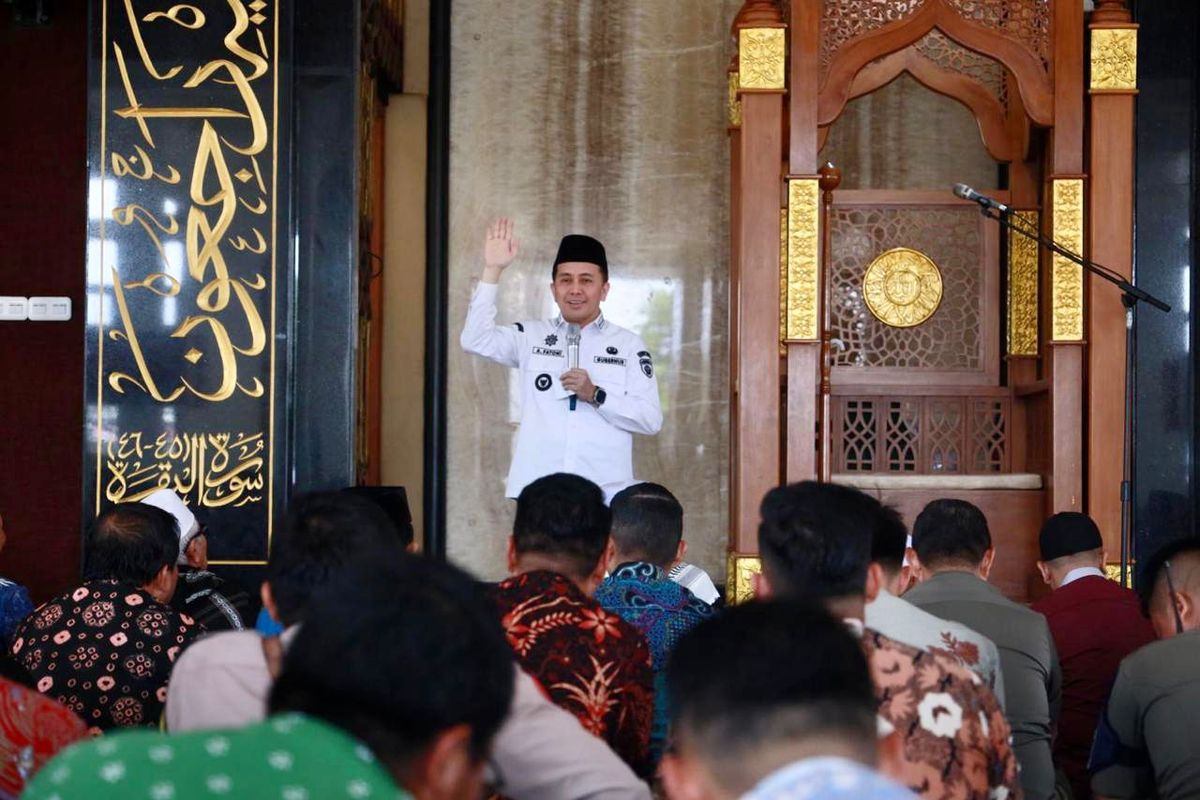 Penjabat (Pj) Gubernur Sumatera Selatan (Sumsel) Agus Fatoni usai melaksanakan salat Jumat di di Masjid Al-Shaleh Jalan Pangeran Sido Ing Kenayan, Kelurahan Karang Anyar, Kecamatan Gandus, Palembang, Jumat (16/2/2024).

