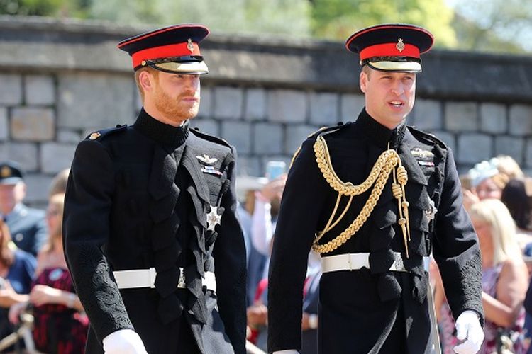 Pangeran Harry atau Duke of Sussex tiba dengan pendamping (best man)  Pangeran William, Duke of Cambridge, di Kapel St George's, Windsor Castle, Sabtu (19/5/2018). 