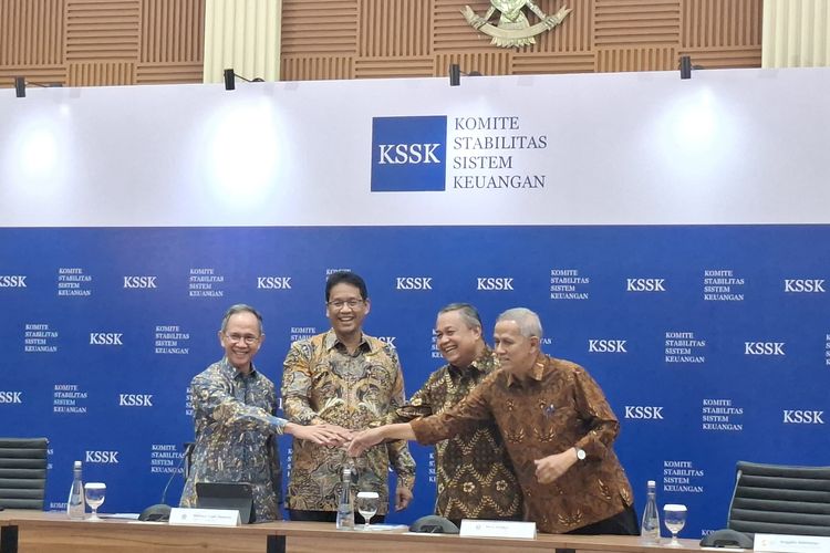 Ketua Dewan Komisioner Otoritas Jasa Keuangan Mahendra Siregar, Menteri Keuangan Purbaya Yudhi Sadewa, Gubernur Bank Indonesia Perry Warjiyo, dan Ketua Dewan Komisioner Lembaga Penjamin Simpanan Anggito Abimanyu saat konferensi pers Komite Stabilitas Sistem Keuangan (KSSK) di Gedung Bank Indonesia, Jakarta, Senin (3/11/2025).
