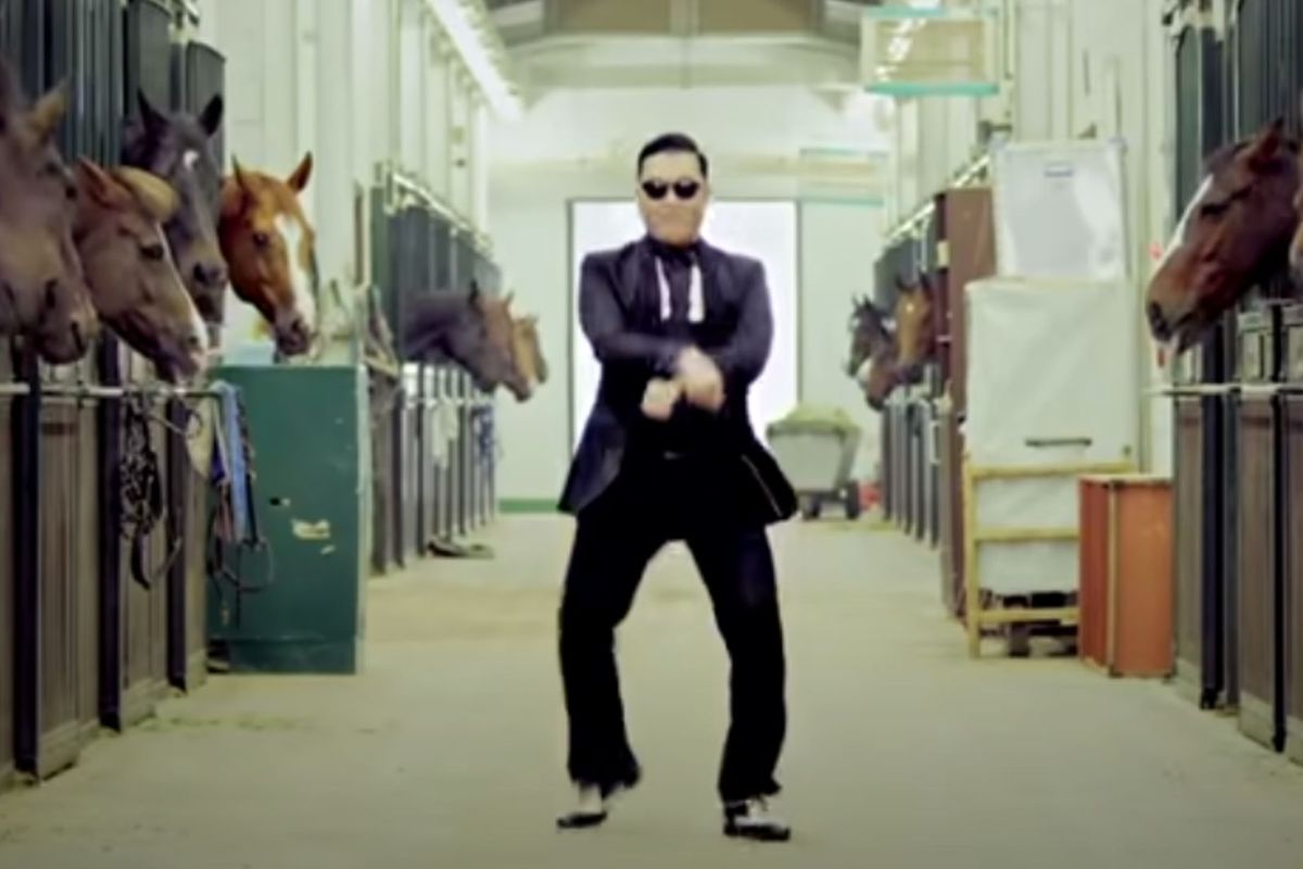 Park Jae-sang atau lebih dikenal dengan panggilan Psy tengah menarikan Gangnam Style dalam klip lagu yang diberi judul sama dengan nama dance-nya pada tahun 2012.