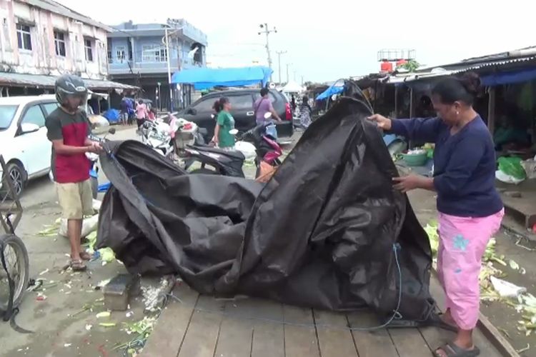 Puluhan Lapak Pedagang Pasar Baru Polewali Mandar Diobrak-Abrik Angin Kencang