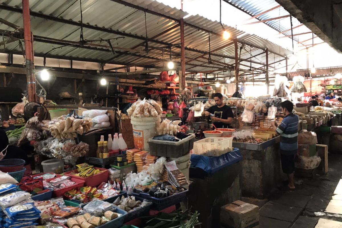 Pedagang dan pengunjung di Pasar Kebayoran Lama masih membandel dalam penggunaan masker selama beraktivitas di pasar.