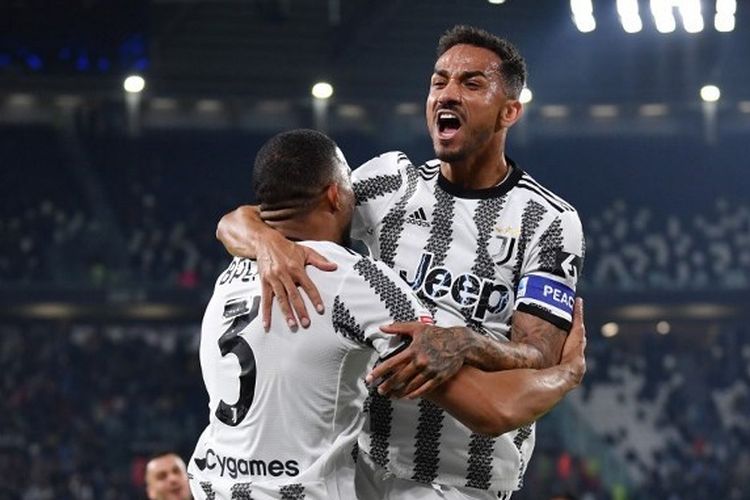 Bek Juventus Bremer (kiri) merayakan gol bersama rekannya Danilo (kanan) dalam laga perempat final Coppa Italia 2022-2023 kontra Lazio. Laga Juventus vs Lazio yang digelar di Stadion Allianz, Turin, Italia, pada Jumat (3/2/2023) dini hari WIB itu berakhir dengan skor 1-0 untuk kemenangan Bianconeri.