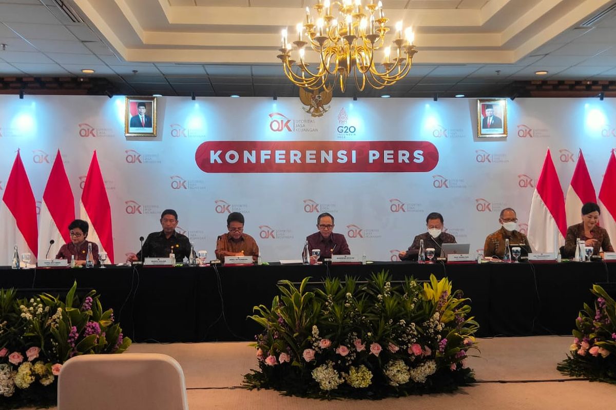 Ketua Dewan Komisioner OJK Mahendra Siregar saat konferensi pers Rapat Dewan Komisioner di Menara Radius Prawiro, Jakarta, Senin (5/9/2022).