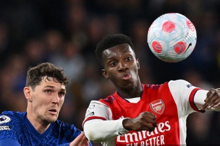 Penyerang Arsenal, Eddie Nketiah, berebut bola dengan bek Chelsea Andreas Christensen dalam laga Liga Inggris 2021-2022 di Stadion Stamford Bridge, 20 April 2022.