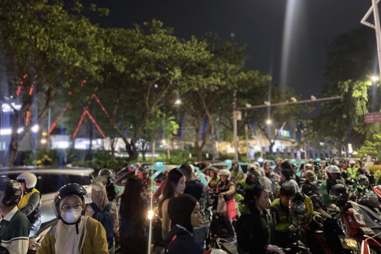 3 Konser di GBK Berakhir: Lalin Jalan Gerbang Pemuda Padat, Ojol Menumpuk di Pintu Keluar
