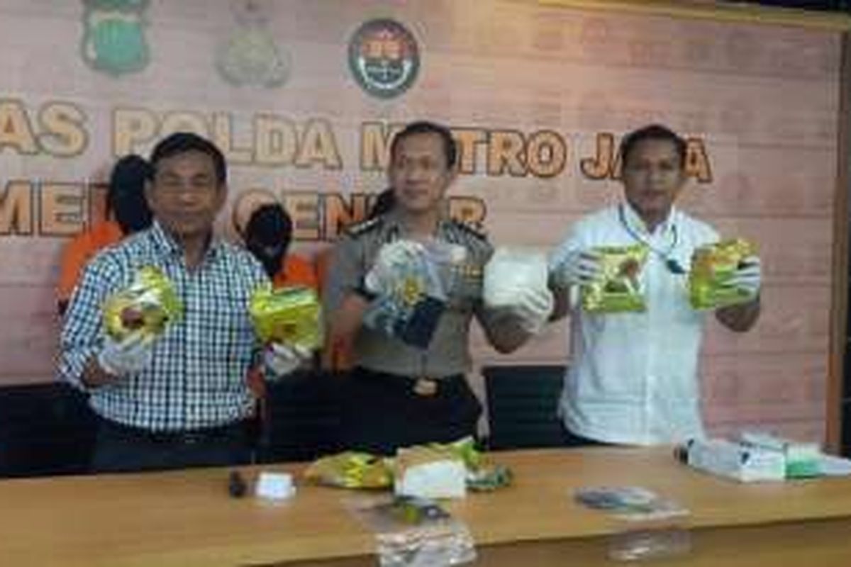 Polisi menunjukkan barang bukti sabu dari penangkapan kurir anggota sindikat pengedar sabu Malaysia. 