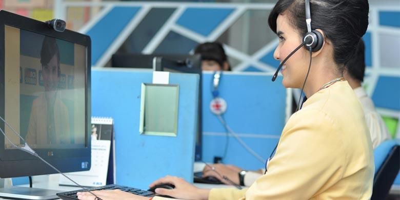 Agen contact center Halo BCA sedang melayani nasabah