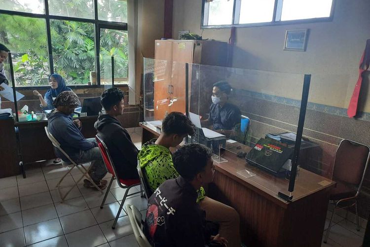 Keempat pelaku pemerkosaan gadis 17 tahun di Tasikmalaya, Jawa Barat, yang dua diantaranya ayah dan anak sedang diperiksa petugas Unit PPA Satreskrim Polresta Tasikmalaya, Jumat (15/4/2022).
