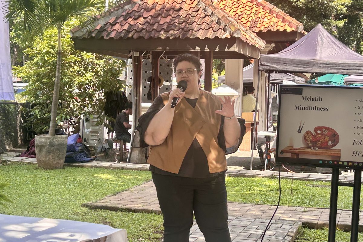 Pegiat Kesehatan Mental dan Terapi Seni Vindy Ariella dalam acara Perempuan Bersuara Melalui Rasa dan Karya di Bentara Budaya, Jakarta Pusat, Kamis (24/4/2025).