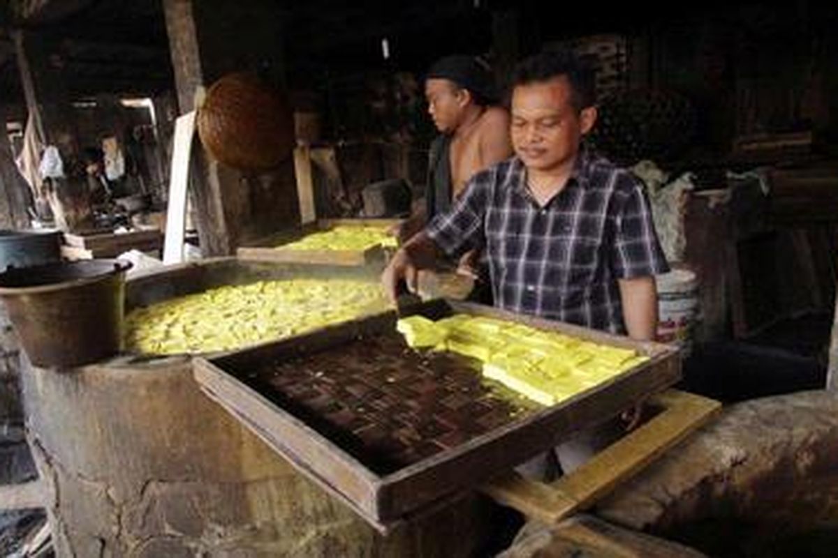 Pekerja menyelesaikan pembuatan tahu di sentra tahu Kelurahan Sindangkasih, Kecamatan Purwakarta, Kabupaten Purwakarta, Jawa Barat, Selasa (24/7/2012).