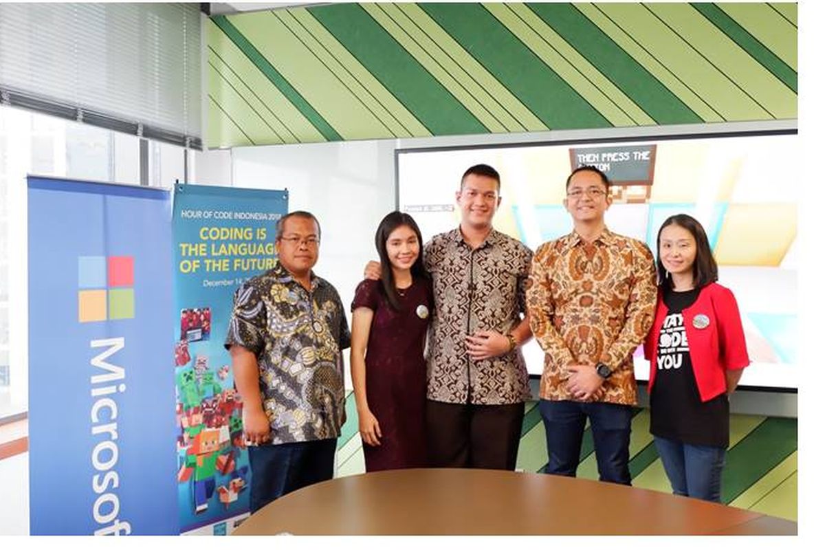 Michael Hamonangan Sitorus ditemani kakak perempuannya dan kepala sekolah SMAN 1 Ungaran, dalam kunjungan di Kantor Microsoft pada 23 Januari 2019.