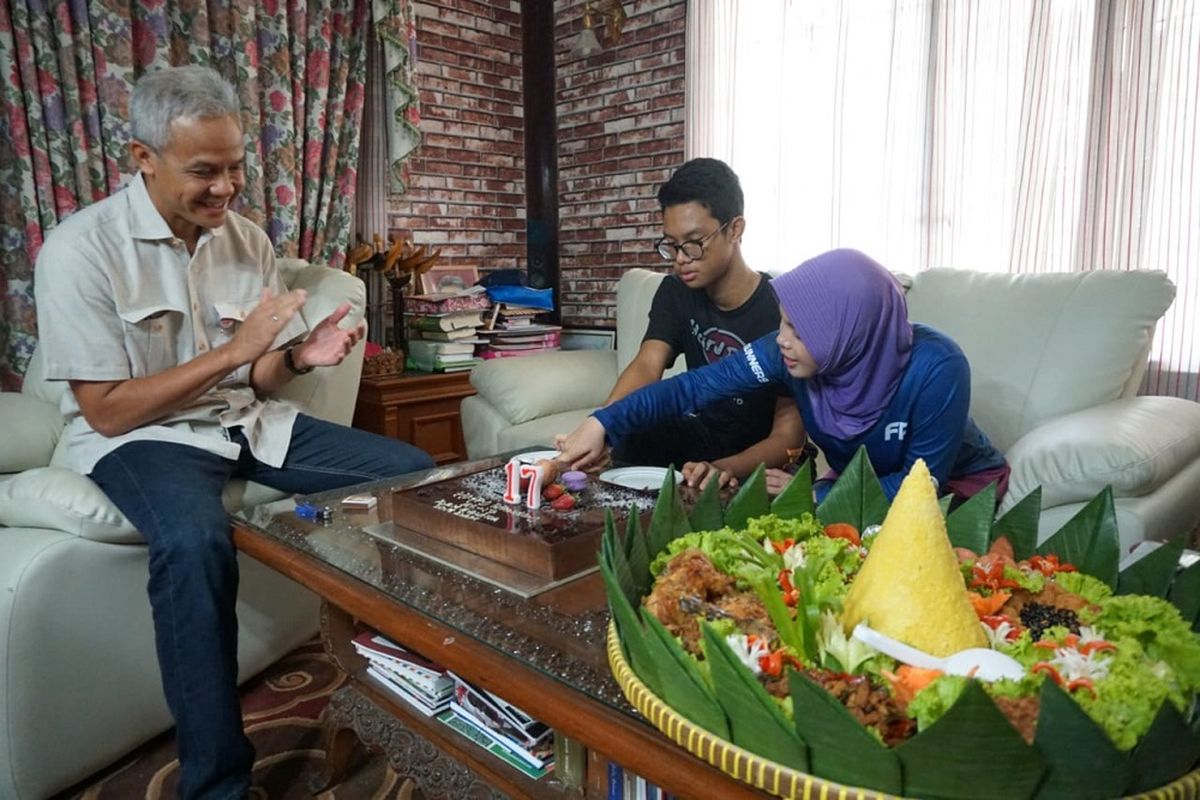 Gubernur Jawa Tengah Ganjar Pranowo (kiri) melewati hari kerja yang agak berbeda pada Jumat (14/12/2017) ini. Anak semata wayang Ganjar, Muhammad Zinedine Alam Ganjar (tengah) genap berusia 17 tahun. Suasana bahagia di tengah keluarga Gubernur Jateng itu dibagikan melalui akun Instagram @ganjar_pranowo. Dalam foto-foto yang diunggah Ganjar terlihat acara tiup lilin itu dirayakan  bersama ibunda Siti Atikoh.