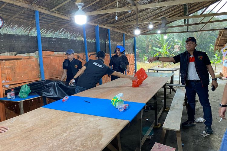 Penggerebekan lokasi perjudian di Kawasan Medan Country Club, Desa Tiang Layar, Kecamatan Pancur Batu, Kabupaten Deli Serdang, Sumatera Utara, Rabu (26/2/2025). 