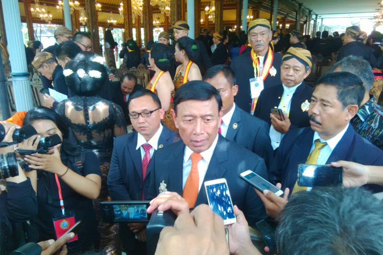 Menkopolhukam Wiranto menghadiri Tingalandalem Jumenengan ke 14 Sampean Ingkang Sunuwun Kanjeng Susuhunan (SISKS) PB XIII Hangabehi di Solo, Jawa Tengah, Kamis (12/4/2018).