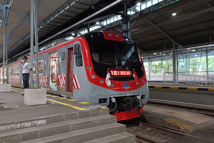 Commuter Line Solo-Yogyakarta di Stasiun Solo Balapan, Selasa (09/08/2022).