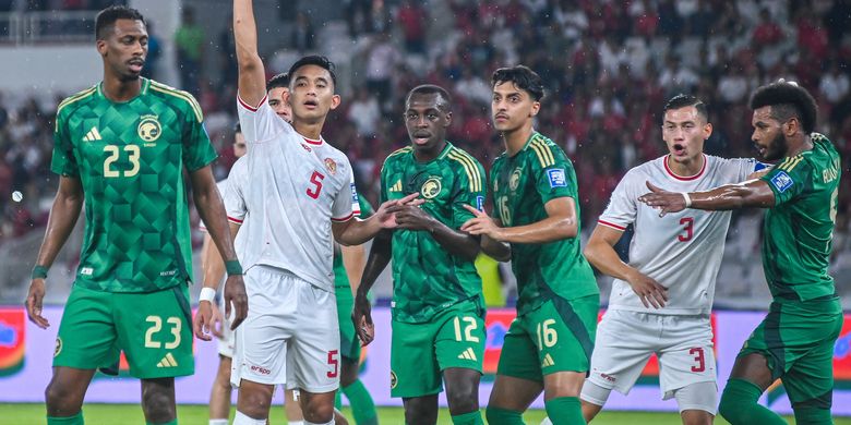 Situasi corner kick yang berusaha dimaksimalkan pemain Timnas Indonesia (putih) Rizky RIdho dan Jay Idzes dalam pertandingan Kualifikasi Piala Dunia 2026 Zona Asia antara Indonesia vs Arab Saudi pada Selasa (19/11/2024) di Stadion Gelora Bung Karno Jakarta. 