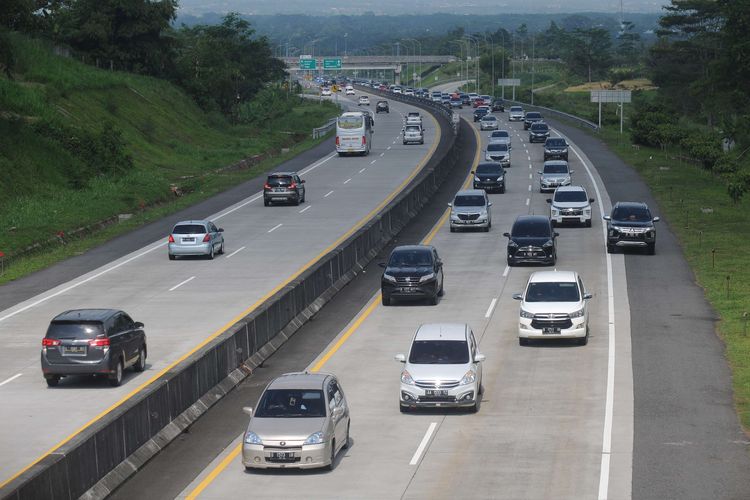 Kendaraan melintas di Jalan Tol Solo-Semarang, Mojosongo, Boyolali, Jawa Tengah, Kamis (5/5/2022). Pemerintah mengimbau masyarakat untuk kembali lebih awal sebelum 6 Mei dan sesudah 8 Mei 2022 agar dapat menghindari kepadatan pada puncak arus balik.