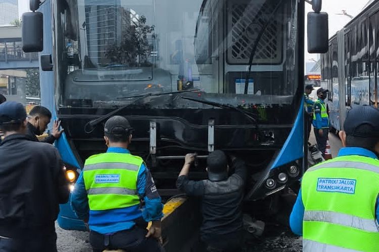 Sopir Bus Transjakarta yang Tabrak Separator di Jalan MT Haryono Ditilang