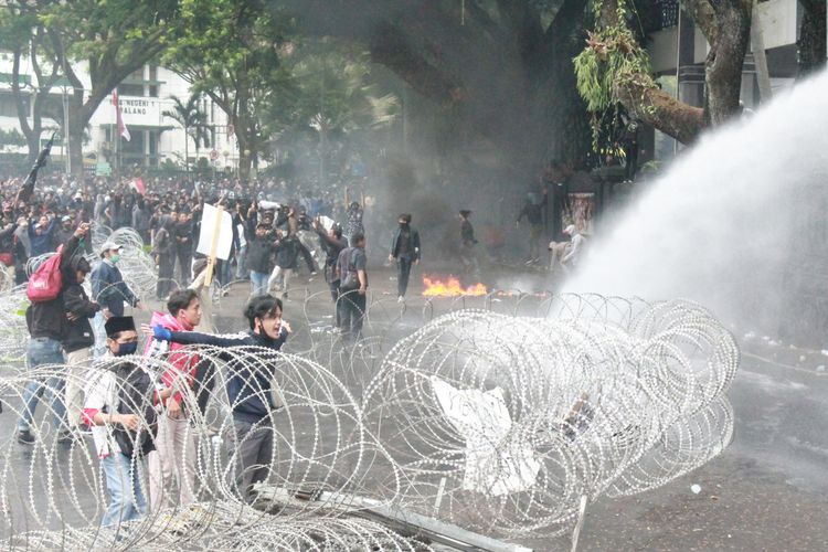 Demo tolak Omnibus Law Cipta Kerja di depan Gedung DPRD Kota Malang ricuh, Kamis (8/10/2020).