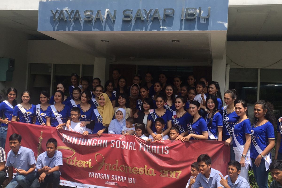38 Finalis Putri Indonesia di Yayasan Sayap Ibu Jakarta, Minggu (26/3/2017). 