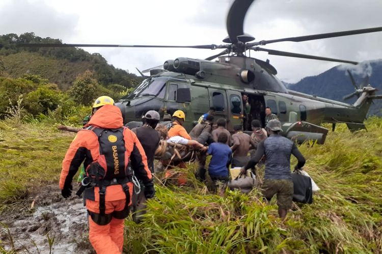 Proses evakuasi seluruh penumpang pesawat Susi Air rute Timika-Duma, Kamis (23/6/2022).