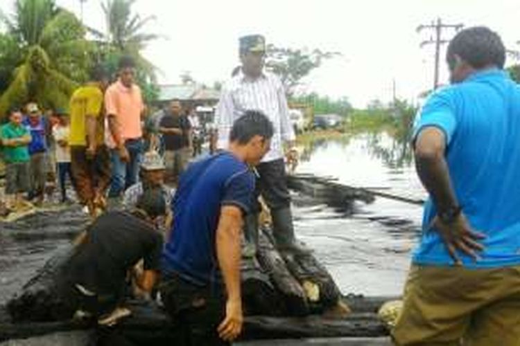 Penjabat Bupati Aceh Singkil, Asmauddin mengontrol pembangunan jembatan yang putus akibat diterjang banjir, di Ujung Bawang, Aceh Singkil, Sabtu (3/12/2016)