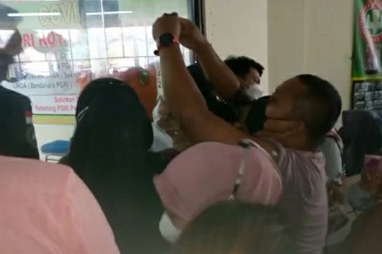 Warga berdesakan untuk mendapatkan vaksin di Gedung Guru di Jalan Rambutan, Kecamatan Marpoyan Damai, Kota Pekanbaru, Riau, Jumat (30/7/2021).
