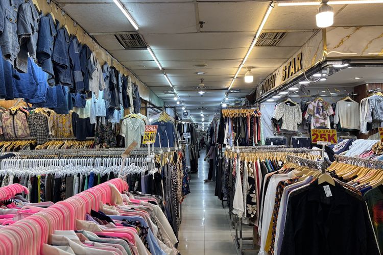 Suasana Pasar Baru, Jakarta Pusat, Kamis (30/10/2025). Rencana pemerintah menindak impor pakaian bekas ilegal tak menyurutkan minat anak muda terhadap thrifting. Simak cerita Aza dan Malihah berikut ini.