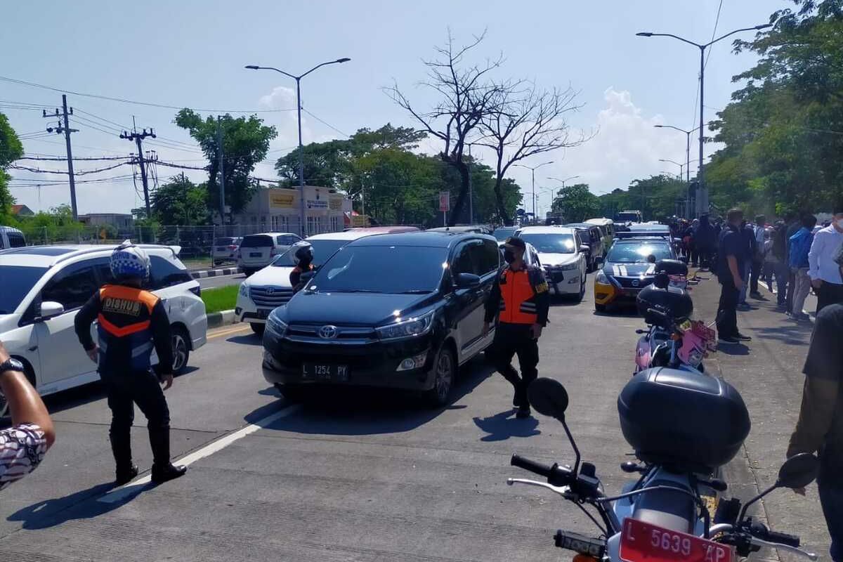 Pos penyekatan di pintu Jembatan Suramadu sisi Surabaya dijaga ketat pasca terjadi lonjakan kasus Covid-19 dii Pulau Madura, terutama di Kabupaten Bangkalan, Minggu (6/6/2021).