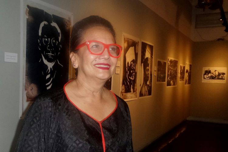 Christine Hakim usai menghadiri diskusi Setelah Tehuh Karya di Galeri Foto Jurnalistik Antara, Pasar Baru, Jakarta Pusat, Jumat (22/9/2017) malam.