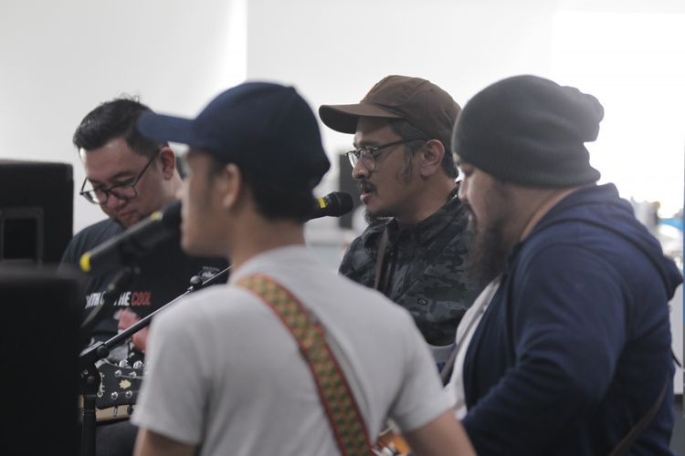 Grup band Sore saat tampil menghibur di kantor redaksi Kompas.com, Palmerah, Jakarta, Selasa (5/3/2019). Grup band yang terkenal lewat lagu Pergi Tanpa Pesan ini membawakan tiga buah lagu.