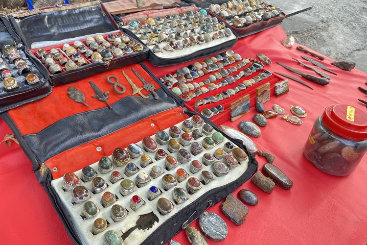 Menjaga Kemilau Batu Akik di Pasar Rawa Bening, Surganya Para Kolektor