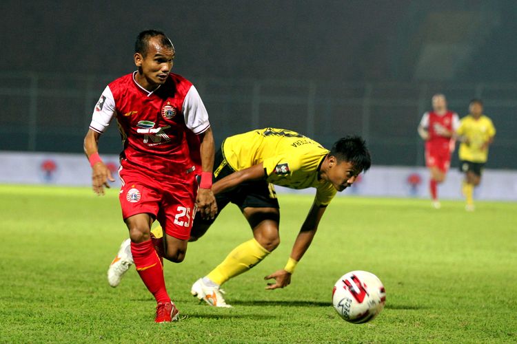 Pemain Persija Jakarta Riko Simanjuntak (kiri) berhasil melewati pemain Barito Putera saat babak 8 besar Piala Menpora 2021 yang berakhir dengan skor 1-0 di Stadion Kanjuruhan Kabupaten Malang, Jawa Timur, Sabtu (10/04/2021) malam.
