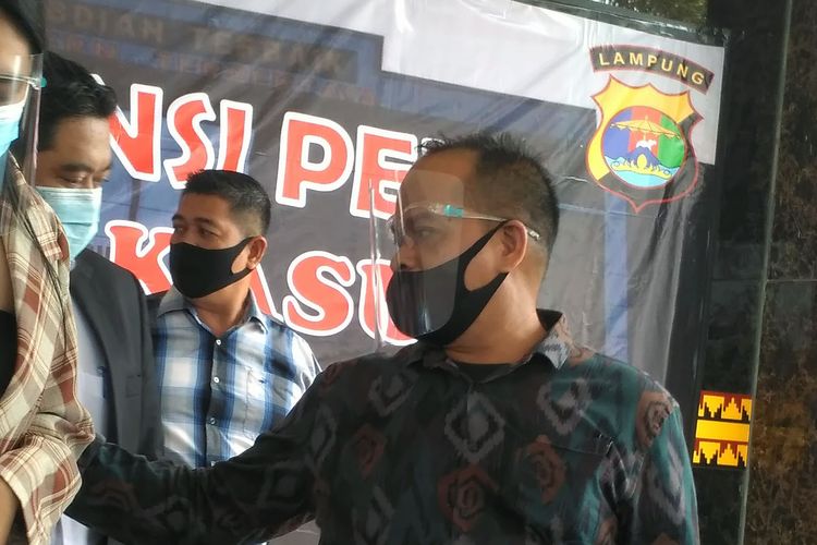 Artis berinisial VS yang diamankan Polresta Bandar Lampung dalam kasus dugaan praktik prostitusi daring dihadirkan dalam ekspos kasus, Kamis (30/7/2020). Kedua mucikari mendapatkan komisi masing-masing Rp5 juta.