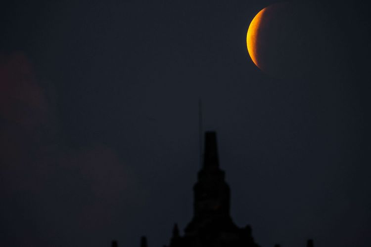 Bayangan bumi menutupi permukaan bulan saat terjadinya gerhana bulan yang terpantau dari kawasan Candi Plaosan, Prambanan, Klaten, Jawa Tengah, Rabu (26/5/2021). Badan Meteorologi Klimatologi Geofisika (BMKG) menyebutkan fenomena alam gerhana bulan yang terjadi pada Rabu (26/5/2021) biasa disebut 'super blood moon'