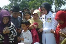 Keluarga Bripka Ahmad Menangis di Pelukan Wali Kota Tangsel